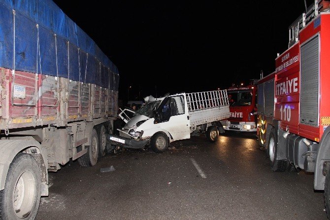 Kamyonet Park Halindeki Tır’a Çarptı: 8 Yaralı