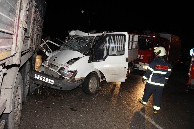 Kamyonet Park Halindeki Tır’a Çarptı: 8 Yaralı