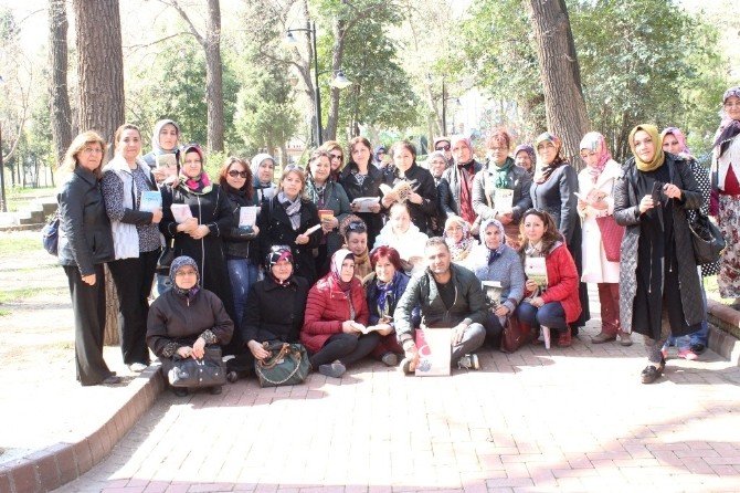 Kadınlar Kütüphane Haftasında Sokakta Kitap Okudu