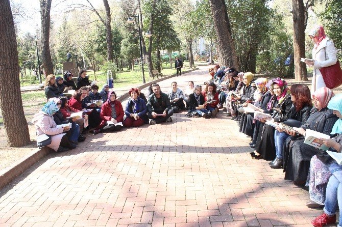 Kadınlar Kütüphane Haftasında Sokakta Kitap Okudu