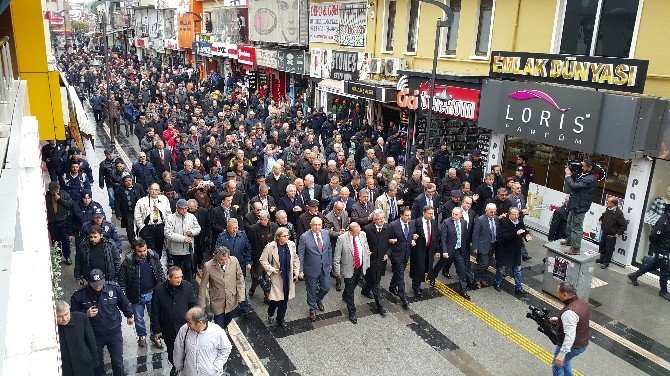 Saldırıya Uğrayan Chp İl Başkanı İçin Partililer Kol Kola Yürüdü