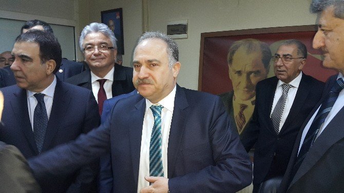 Saldırıya Uğrayan Chp İl Başkanı İçin Partililer Kol Kola Yürüdü