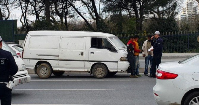 Harp Akademileri Önünde Arıza Yapan Aracı Polis Çektirdi