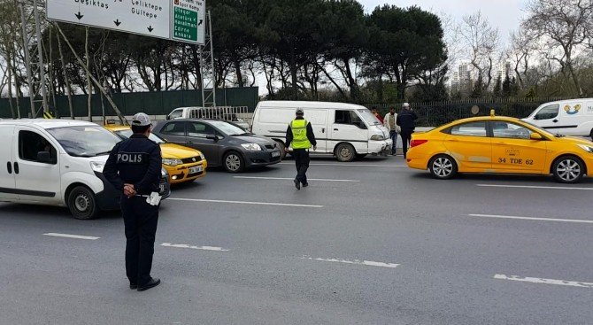 Harp Akademileri Önünde Arıza Yapan Aracı Polis Çektirdi