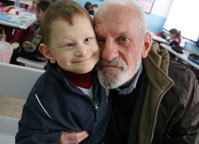 73 Yaşındaki Dede, Böbreğiyle Torununu Hayata Bağladı