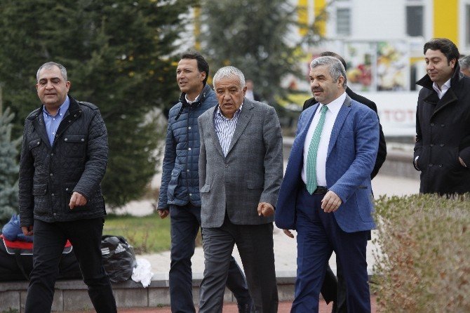 Kutlu: "Rizespor Maçını Kazanıp Bizi Takip Eden Takımlarla Puan Farkını Açmak İstiyoruz"
