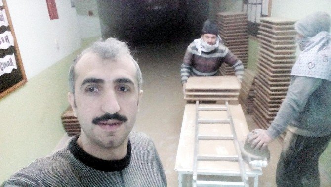 Okul Sıralarına Müdür Eli Değdi
