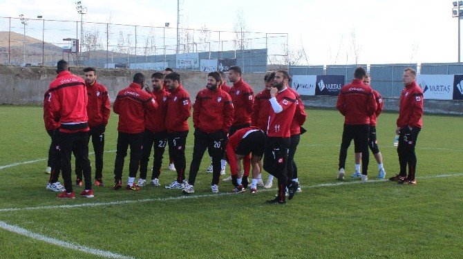 Elazığspor’da Futbolcular Eylem Yaptı