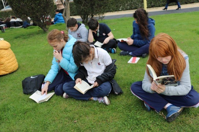 Yüzlerce Kişi Sahilde Kitap Okudu