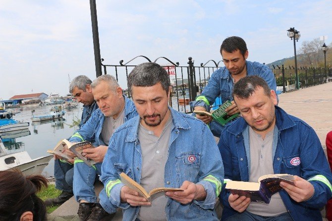 Yüzlerce Kişi Sahilde Kitap Okudu