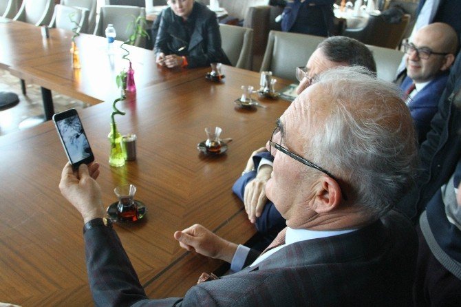 Başkan Yılmaz, Gazetecilere Kavga Eden Leyleklerin Görüntüsünü İzletti