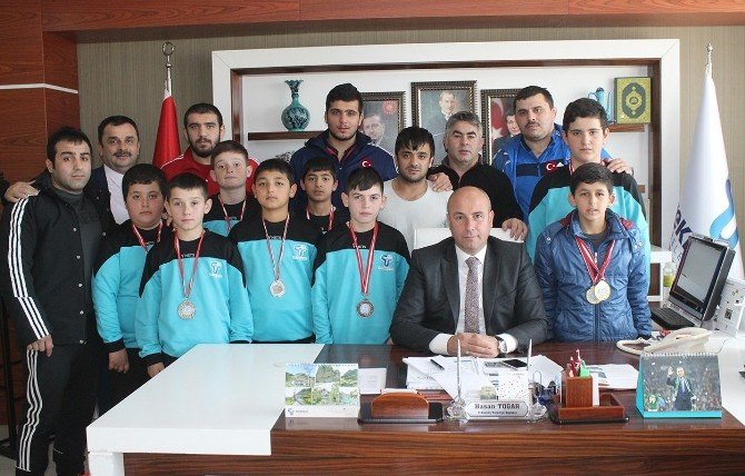 Başkan Togar’dan Güreşcilere Altın