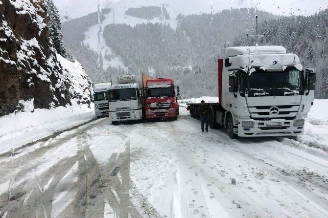 Zigana Dağı’nda Ulaşıma Kar Engeli