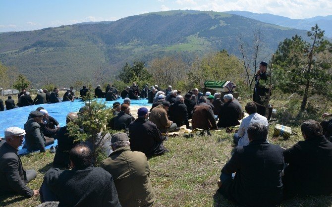 İstanbul’da Duvarın Altında Kalarak Ölen Yaşlı Kadın Samsun’da Defnedildi