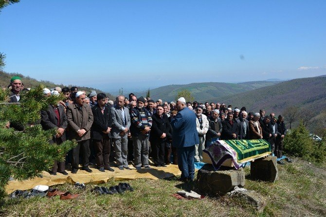 İstanbul’da Duvarın Altında Kalarak Ölen Yaşlı Kadın Samsun’da Defnedildi