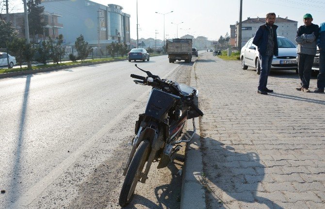 Motosiklet Kamyona Çarptı: 1 Yaralı