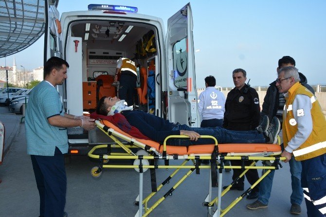 Motosiklet Kamyona Çarptı: 1 Yaralı