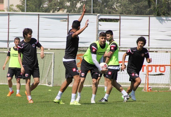 Lider Adanaspor, Karşıyaka Maçı Hazırlıklarını Sürdürüyor