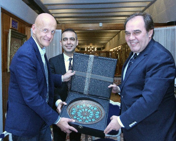 Collina, Demirören İle Bir Araya Geldi