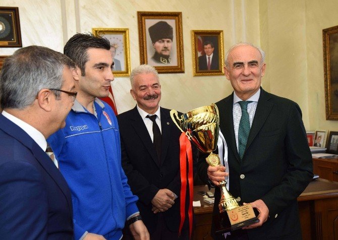 Şampiyon Voleybolcular, Kupayı Başkan Yılmaz’a Getirdi