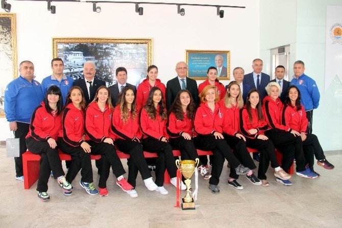 Şampiyon Voleybolcular, Kupayı Başkan Yılmaz’a Getirdi