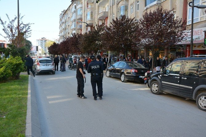 2 Araca Çarpan Motosiklet Sürücüsü Yaralandı
