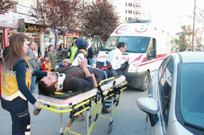 2 Araca Çarpan Motosiklet Sürücüsü Yaralandı