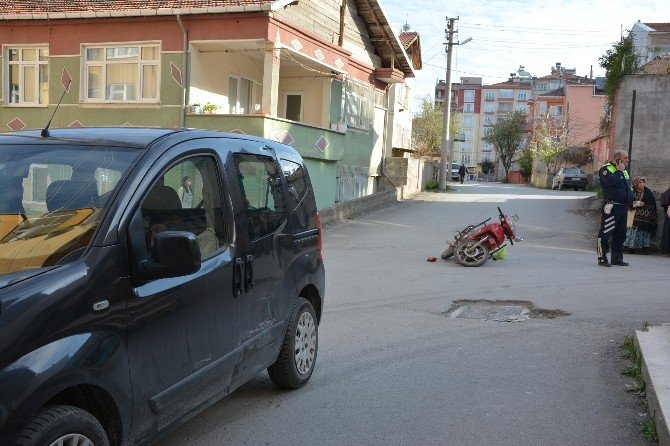 Kamyonetle Motosiklet Çarpıştı: 1 Yaralı