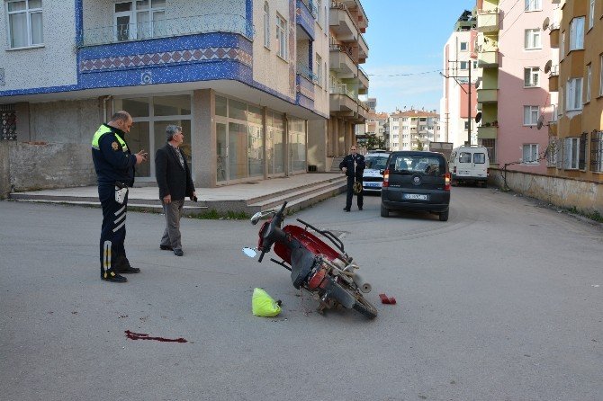 Kamyonetle Motosiklet Çarpıştı: 1 Yaralı