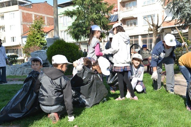 Öğrencilerden Bahar Temizliği
