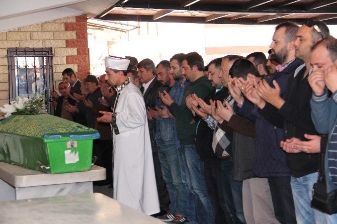 Tır’ın Altında Kalarak Ölen Genç Kadın Son Yolculuğuna Uğurlandı