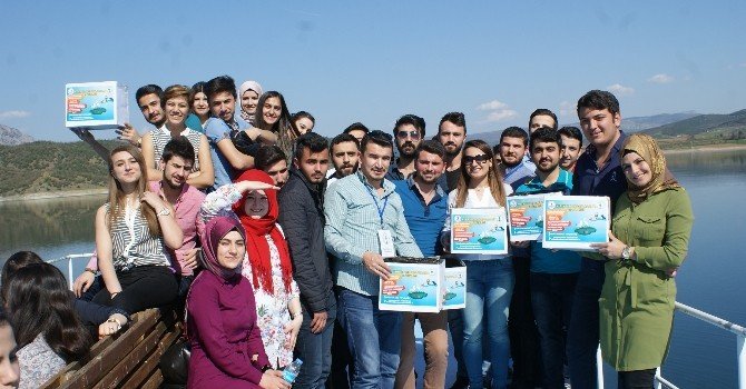 Üniversiteli Gençler Kırıntıları Paylaştı