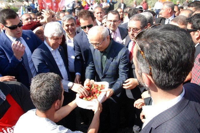 Lütfi Elvan’a Sevgi Seli İzdihama Yol Açtı