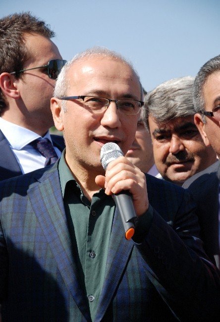 Lütfi Elvan’a Sevgi Seli İzdihama Yol Açtı