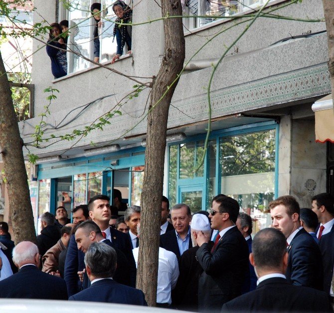 Cumhurbaşkanı Erdoğan, Fatih’te Bir Aile Dostunu Ziyaret Etti