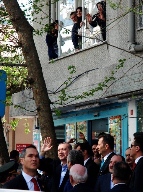 Cumhurbaşkanı Erdoğan, Fatih’te Bir Aile Dostunu Ziyaret Etti