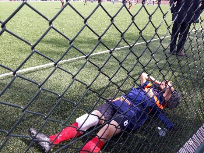 Maçta Sakatlanan Sporcu Saha Kenarında Yerde Yatarak Ambulans Bekledi