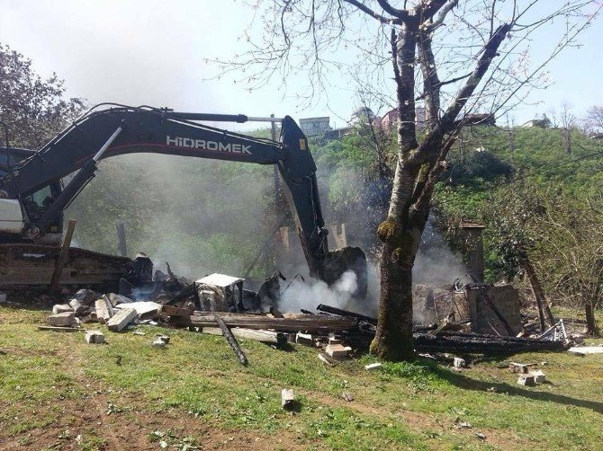 Fatsa’da 2 Katlı Ev Kül Oldu