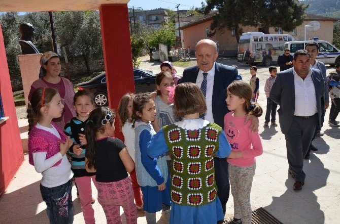 Üniversiteli Gençler Köy Okullarını Boyuyor