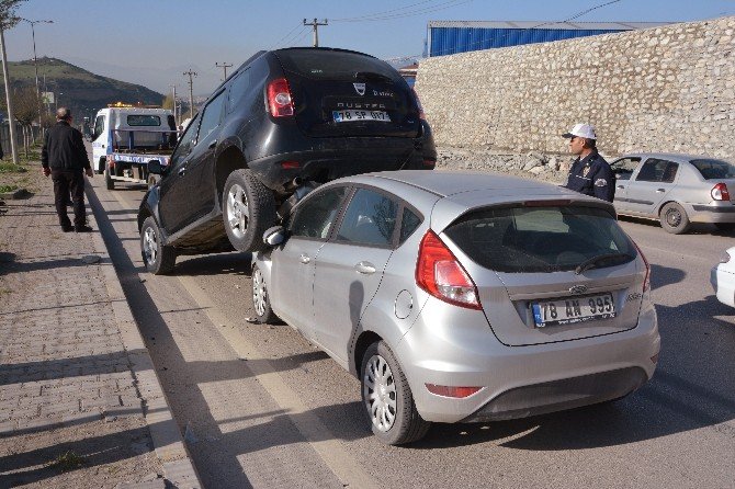Cip, Çarpıştığı Otomobilin Üzerine Çıktı
