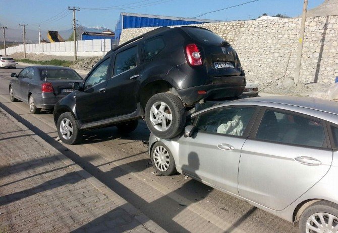 Cip, Çarpıştığı Otomobilin Üzerine Çıktı
