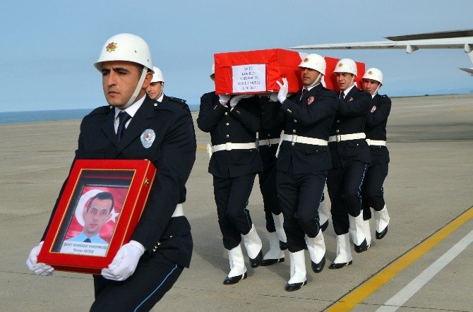 Gümüşhaneli Şehit Komiser Yardımcısının Cenazesi Askeri Uçakla Trabzon’a Getirildi