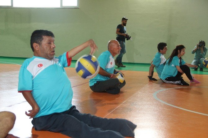 Oturarak Voleybol Takımı Lige Hazırlanıyor