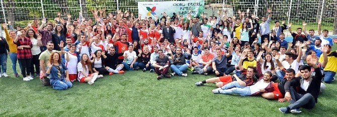 Paslar Erkeklerden, Goller Kadınlardan