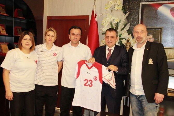 U17 Bayan Hentbol Milli Takımı’ndan Başkan Sağıroğlu’na Ziyaret