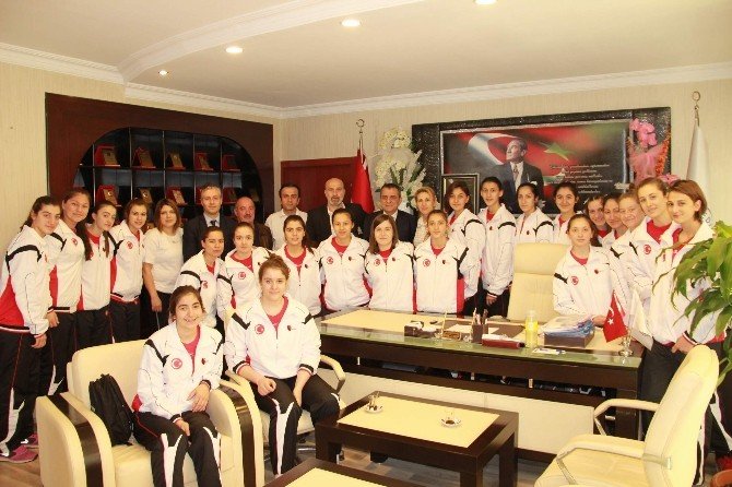 U17 Bayan Hentbol Milli Takımı’ndan Başkan Sağıroğlu’na Ziyaret