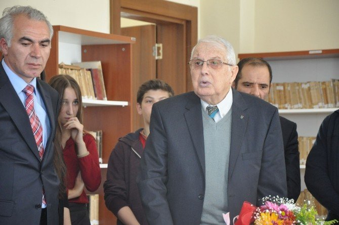 Hazinesini Okula Bağışladı