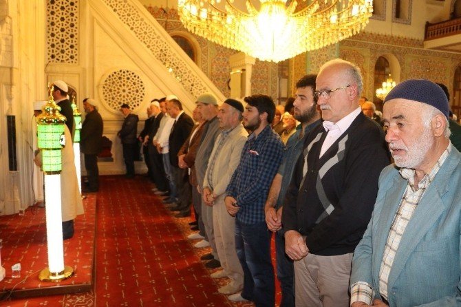 Düzce’de Regaip Kandili’nde Camiler Doldu Taştı