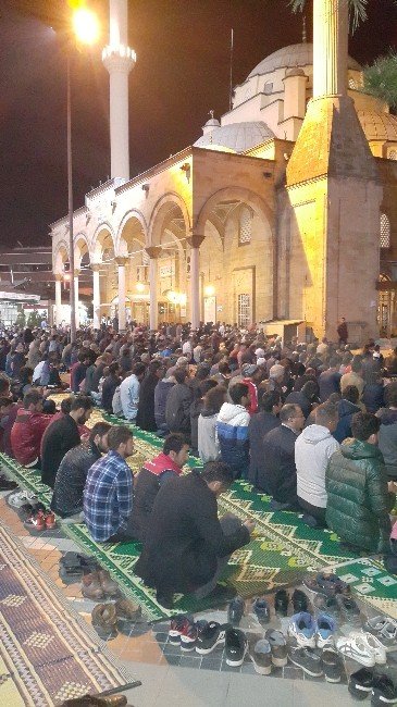 Düzce’de Regaip Kandili’nde Camiler Doldu Taştı