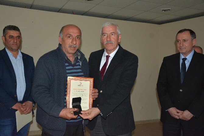 Kızılay’dan Kan Bağışçılarına Bronz Madalya